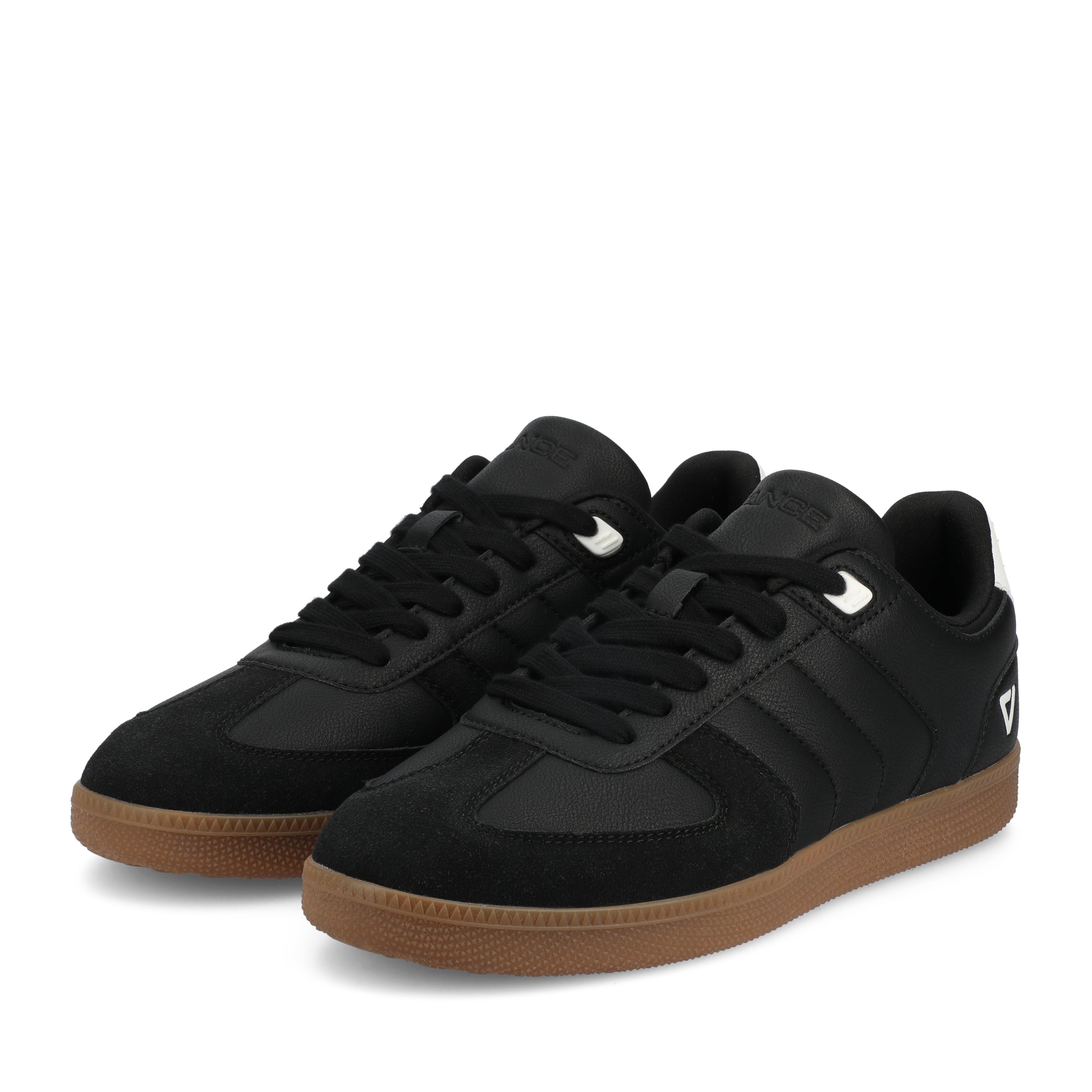 Pitch Low Top Flexible Court Sneaker