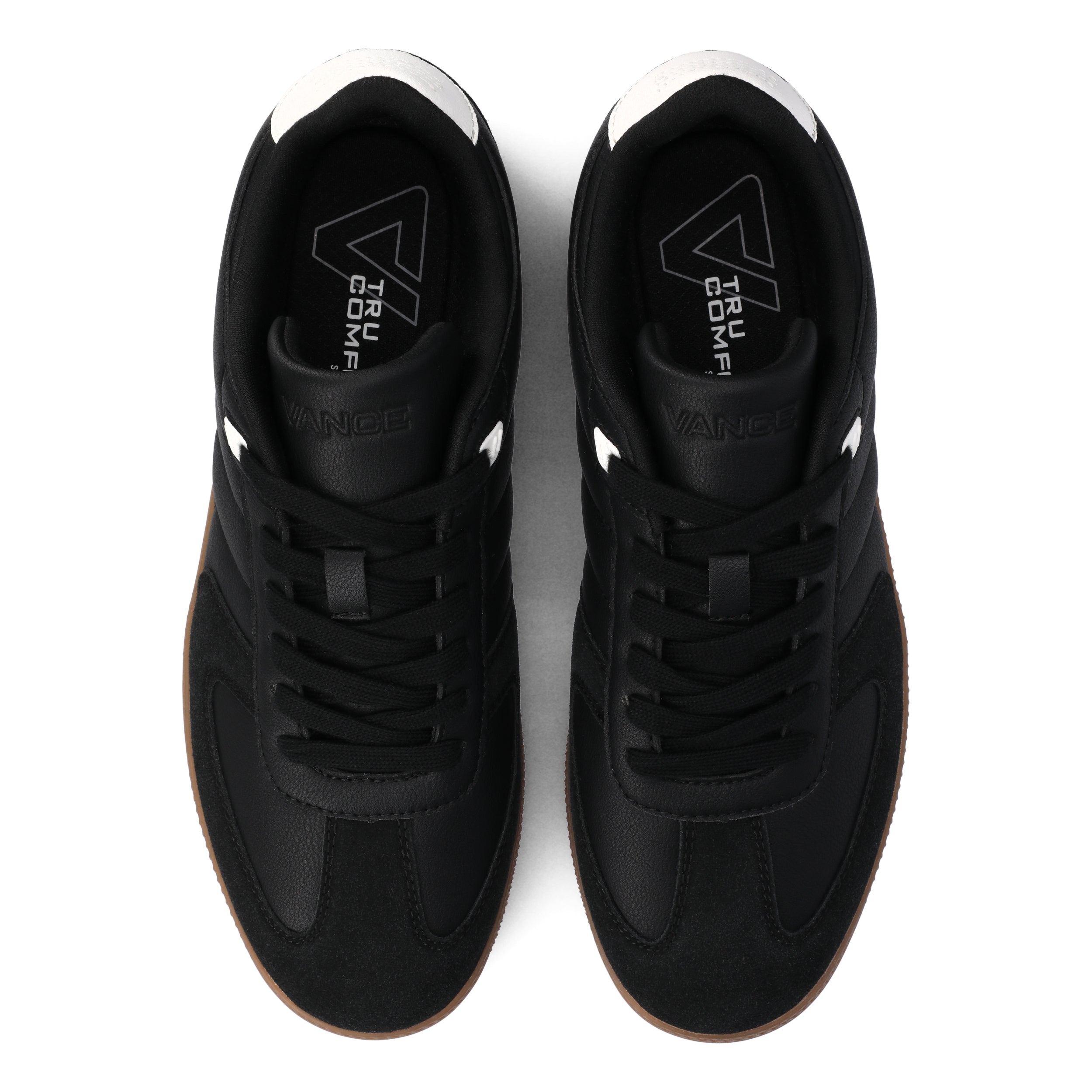 Pitch Low Top Flexible Court Sneaker