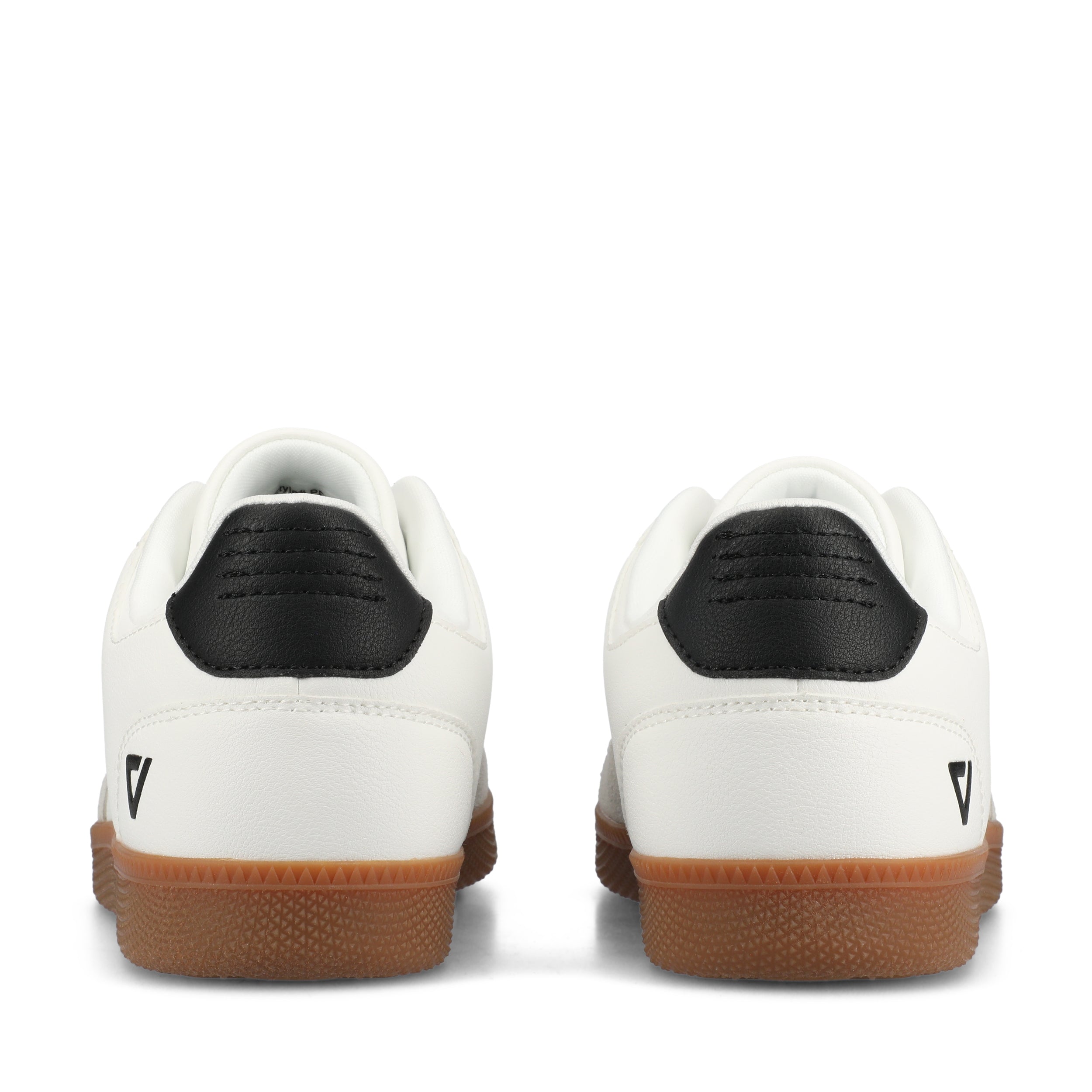 Pitch Low Top Flexible Court Sneaker