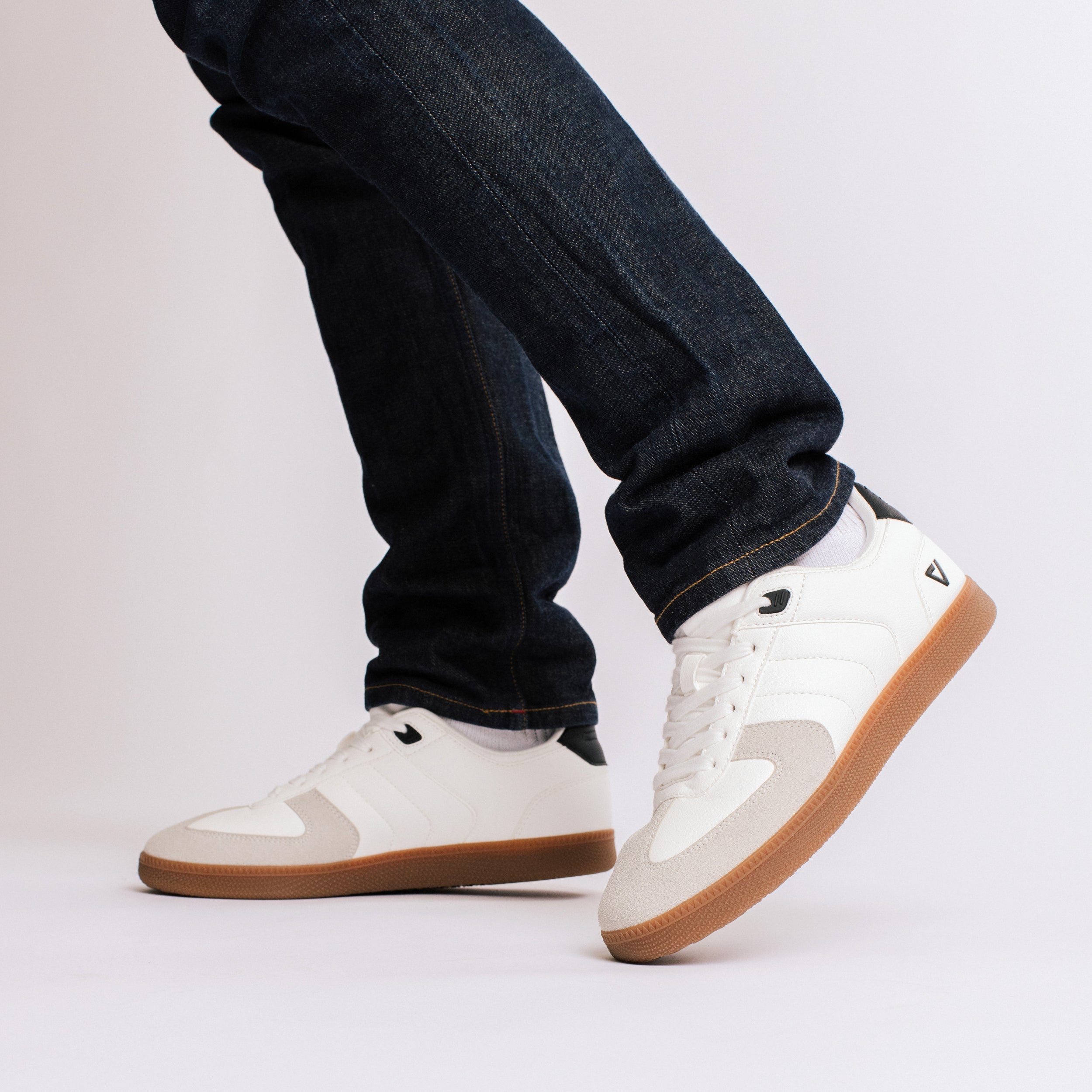 Pitch Low Top Flexible Court Sneaker